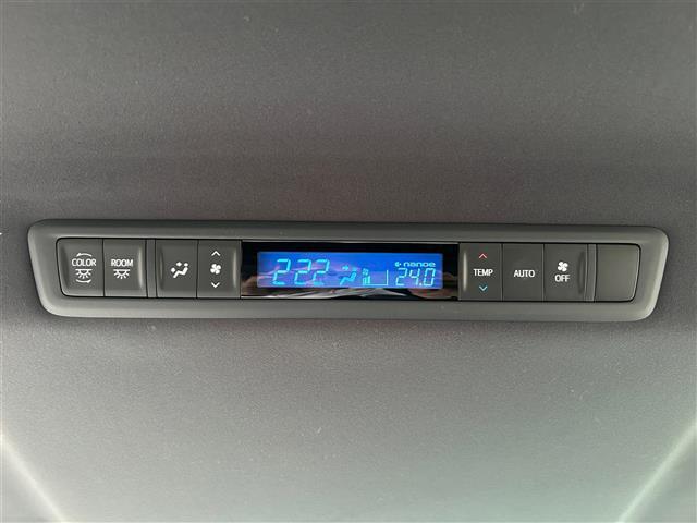 【Wエアコン（後席エアコン）】エアコンが前席に加え、後部座席用にも独立して設置されていており、暑い夏でも寒い冬でも、車内に快適な空気を届けるので、いつでも快適な車内空間を創り上げます！