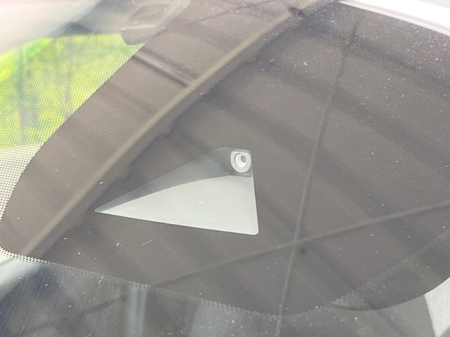 【エマージェンシーブレーキ】走行中に前方の車両等を認識し、衝突しそうな時は警報とブレーキで衝突回避と被害軽減をアシスト。より安全にドライブをお楽しみいただけます。