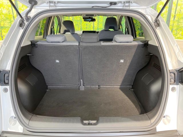 普段のお買い物や通勤、送迎等に十分な荷室スペースを確保しております。セカンドシートを倒すと、大きな荷物の積載も可能です♪