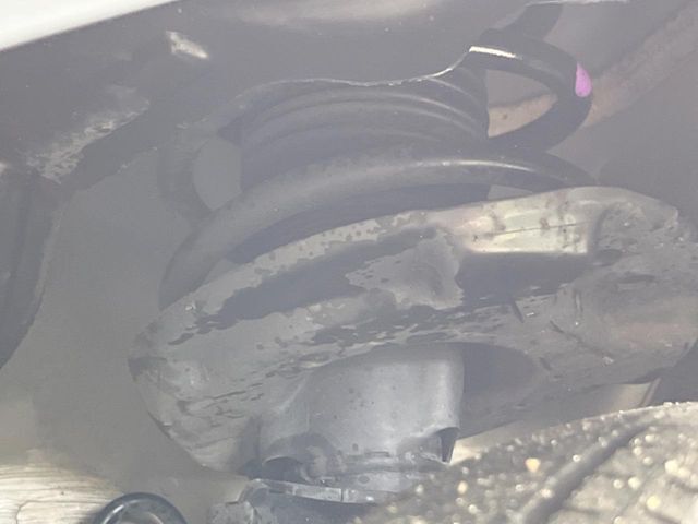 お車を安心してお乗りいただく為には、足回りの定期点検が欠かせません。サービスサポート（有償保証）では無料点検もご提供しており、安心のカーライフをお過ごしいただけるサポート体制が整っています。
