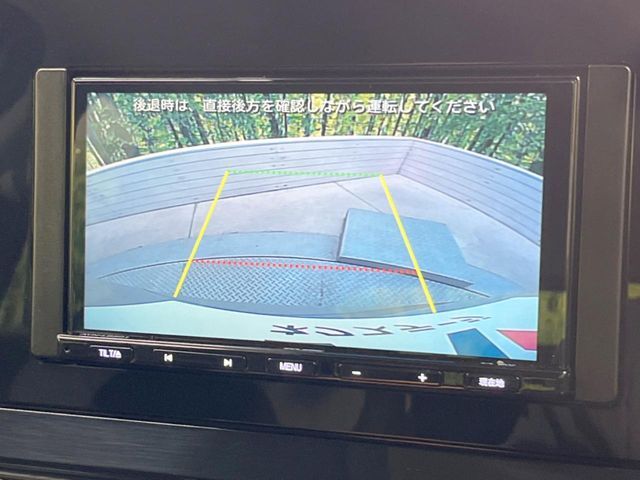 【バックカメラ】駐車時に後方がリアルタイム映像で確認できます。大型商業施設や立体駐車場での駐車時や、夜間のバック時に大活躍！運転スキルに関わらず、今や必須となった装備のひとつです！