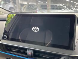 【12.3インチディスプレイオーディオ】スマートフォンと連携が可能な大画面ディスプレイオーディオです。スマートフォンのナビ機能を使用したり、Bluetooth接続で音楽もお楽しみいただけます！