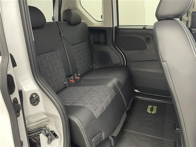 【後部座席】後席もゆったりドライブを楽しめます。ガリバーでご購入いただきましたら、内外装はプロこだわりのクリーニングで清潔なおクルマでご納車させていただきます！店舗での現車確認も承っています！