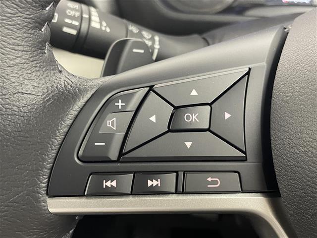 【ステアリングスイッチ】手元のボタンから、オーディオやナビなどの操作ができるので、よそ見をせずに安全に運転に集中できます！