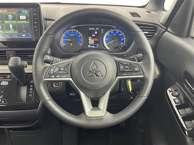 【ステアリング】軽い力で扱いやすいハンドルです。目立つ傷やスレなどなく綺麗な状態です！除菌プランいれていただくとさらに快適に！清潔なお車はお子様にも安心ですね！