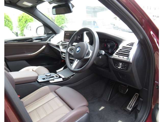 シートの良さもBMWの特徴の一つ。長年にわたるヨーロッパの椅子文化により疲労が少ないカタチ、材質、硬さなどを追求。きちんと造りこまれた椅子は運転に集中でき、座るたびにドライビングの歓びが味わえます。