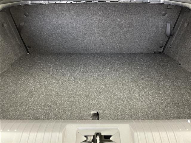 【トランク】積み込みやすくて、たっぷり積める荷室です。シートアレンジできるものは、乗車人数と荷物の量や大きさによってシートを動かすことができるので、より快適なドライブが可能です！