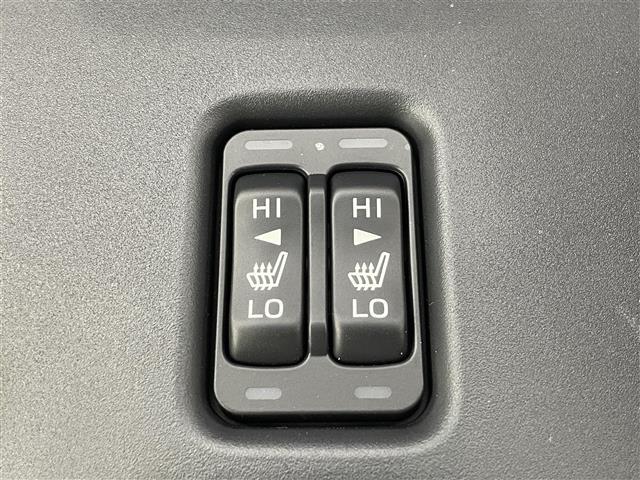 【シートヒーター】シートを温めてくれる暖房機器です！長時間座っていると負担が掛かりやすい背中や腰、または冬場などの寒い日に冷えやすい脚部に快適なぬくもりを伝えます。