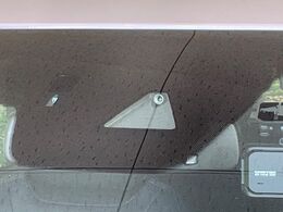 【スマートシティブレーキサポート】低速走行中に前方の車両等を認識し、衝突しそうな時は警報とブレーキで衝突回避と被害軽減をアシスト。より安全にドライブをお楽しみいただけます。