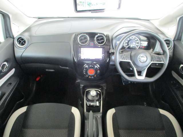 黒を基調としたスタイリッシュなデザインの運転席です。衝突被害軽減ブレーキ、レーンキープアシストなどの安心装備付き！
