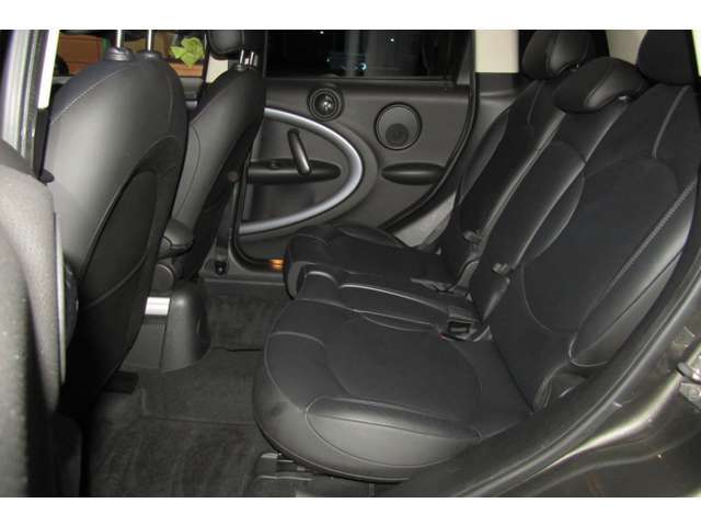 リアシートも使用感がほぼなく、とても綺麗な状態が保たれております。