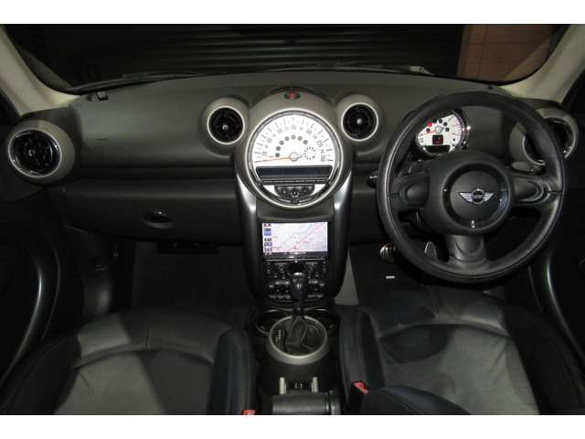 他のクルマにはほとんど見られない、ワクワクさせてくれるコクピットです。メーター類を中心としたMINI独特のデザインが、ドライバーを楽しい気分にさせてくれます。