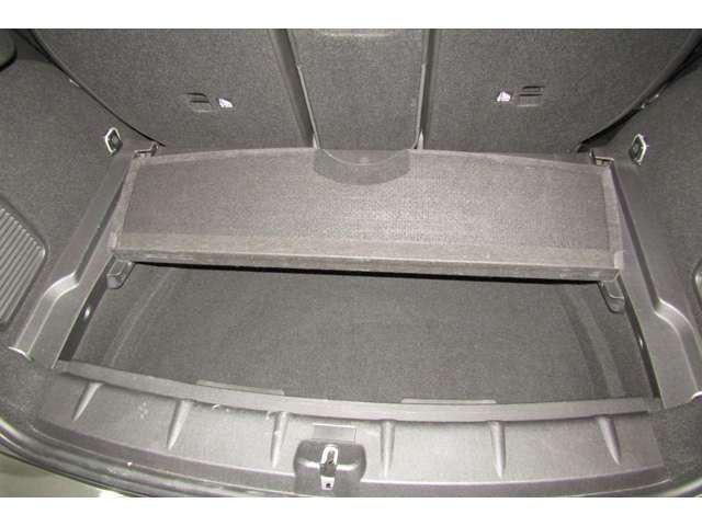 ストレージコンパートメントパッケージ　トランクにフロアカバーを取り付けてフロアの高さを変更できる装備です。お荷物のサイズに合わせて変えることができるので便利な装備です。