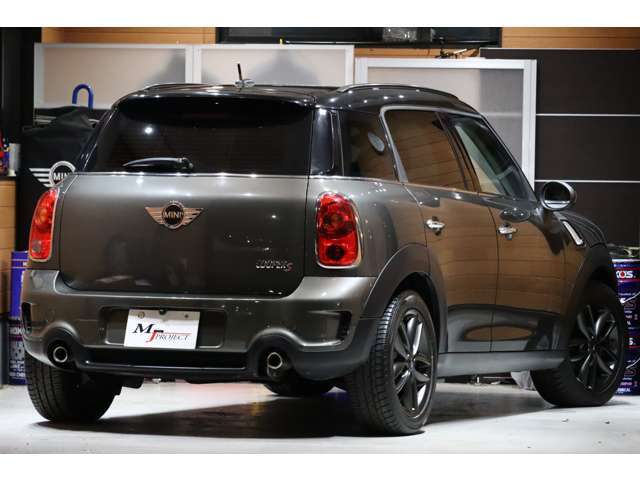 黄ばみやすいヘッドライトレンズもとてもクリアで、透明感が保たれております。