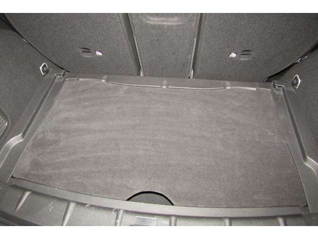 ストレージコンパートメントパッケージ　トランクにフロアカバーを取り付けてフロアの高さを変更できる装備です。お荷物のサイズに合わせて変えることができるので便利な装備です。