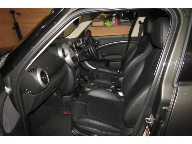 内装は、細目に清掃されてた様で、足元からシート、天井まで使用感が少なく、全体的に清潔感が保たれております。オプションのアームレスト装備