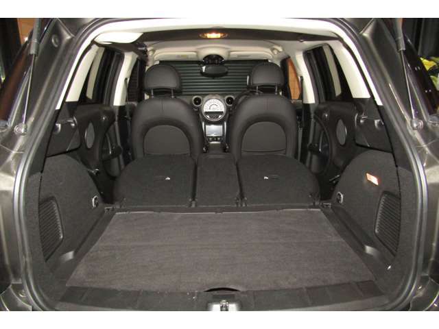リアシートを倒せば更に広く使用できるラケッジスペース。