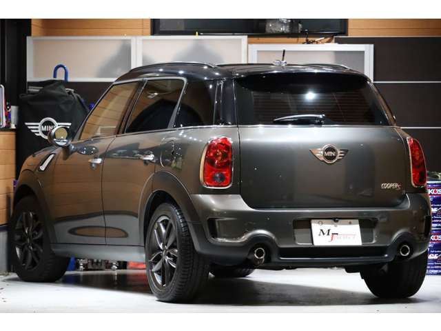 外装は、中古車と言う事で小キズなどは見られますが、今現在もボディーの光沢が保たれているうえに、劣化しやすいフェンダーモールも艶が保たれており、とても綺麗で良好な状態が保たれております。