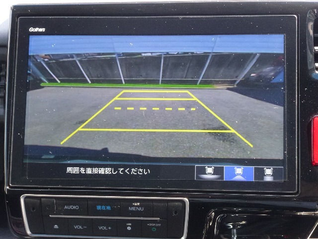 バック駐車が苦手な方や、初めてのお車で不安な方でも後方をナビ画面に映してくれるので、ラクラク停められます。