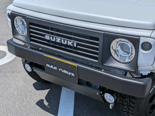 JA11型ジムニーの要素を取り入れたオリジナルパーツを装着しております♪