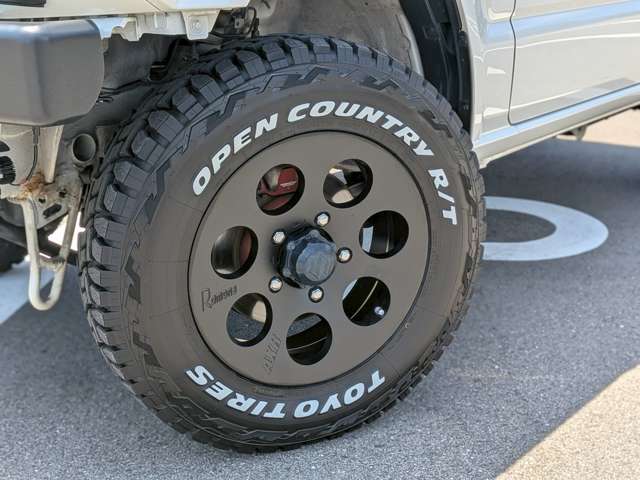 ホワイトレタータイヤがよく似合う車ですね♪ホイールは弊社のオリジナルホイールRamone2ホイールです♪