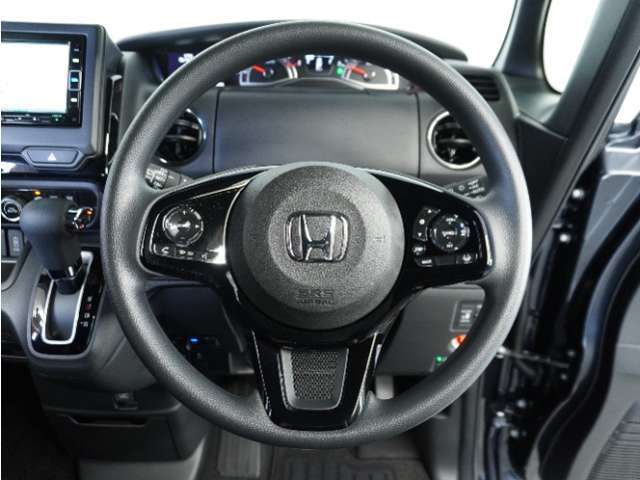 【Honda SENSING】 カメラ等装置で精度の高い検知能力を発揮、安全運転を支援します。ステアリング上のコントローラーに注目！