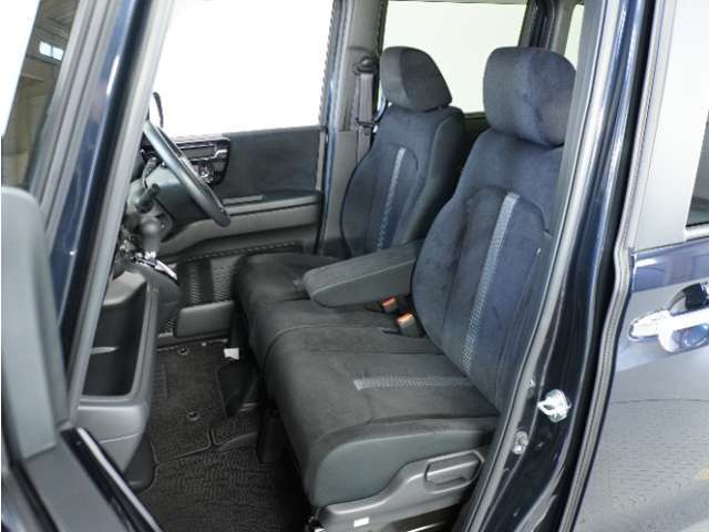 運転席と助手席は足元が繋がっているので自由に行き来しやすいので駐車場が狭いときでも助手席側からスムーズに乗り降りできて便利！