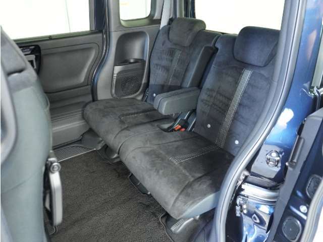 家族やご友人とBBQに行くとき、楽しさは道中の車内から始まっています！このベンチシートに座って、みんなで和気あいあい盛り上がりましょう！