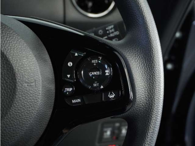 【アダプティブクルーズコントロール】予め設定した車速内でクルマが自動的に加減速。前走車との適切な車間距離を維持しながら追従走行します。【LKAS】車線維持支援システムでステアリング操作を支援。