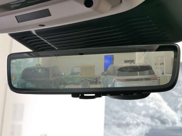 【クリアサイトリアビューモニター OP価格128,000円】が装備され荷室や後席に乗車してリアガラスが見ずらくなってしまった際にもルーフに付いているカメラでモニターに映し出すことが可能です。