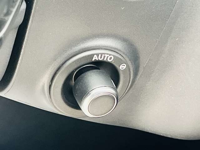 【電動調整ステアリングコラム メーカーオプション価格￥22,000円】シートメモリーと合わせて使用すると複数人運転する場合は、お好きなポジションを記憶する事ができます。細かな調節も可能。