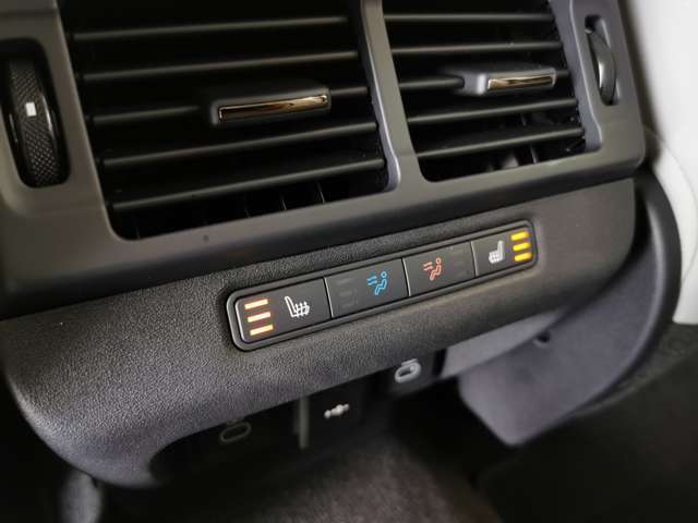 【コンフォートパック メーカーオプション価格￥186,000円】リアシートでも温度調整ができ、空気清浄機も搭載されております。