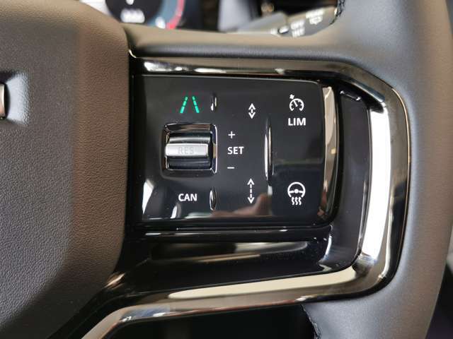【アダプティブクルーズコントロール】全車速対応のACCやブラインドスポット、レーンキープアシスト機能などを搭載します。ステアリングホイールヒーターも搭載されているタイプになります。