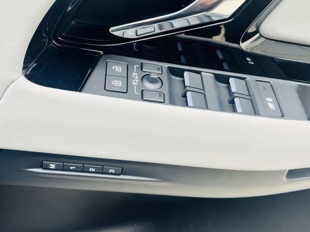 シートヒータ付きフロント12WAY電動シート メモリー機能付き でお好みのドライビングポジションに調整可能です。