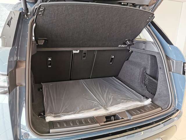 ラゲッジスペースもご覧の容量です。セカンドシートを倒せば、更に大きい荷物を収容できます。