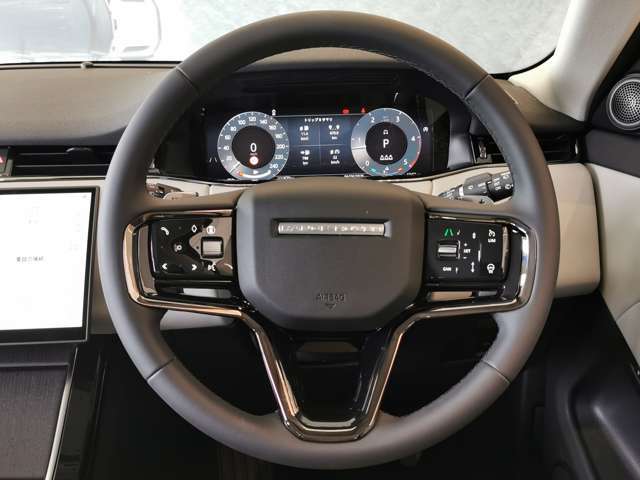 RANGEROVERのエレガントなステアリングはソフトレザーの握り心地の良いレザーを使用しています。