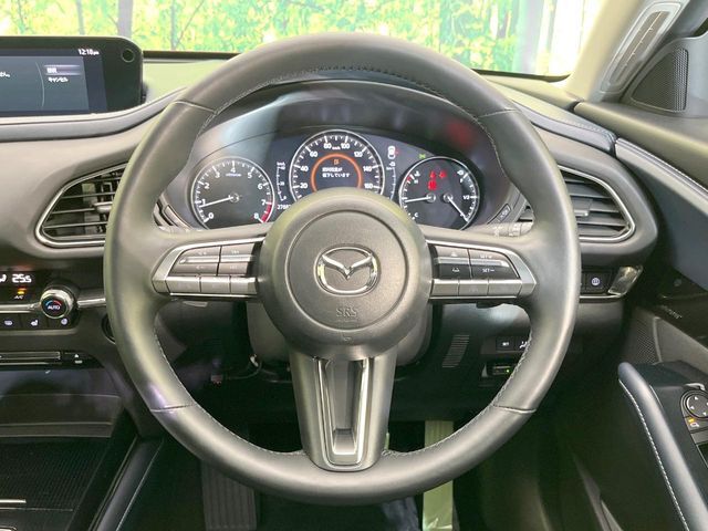 インテリアに合わせたデザインのステアリングは、運転される方のことも考え、運転しやすい形状、大きさです。是非一度、実際に触ってお確かめください。