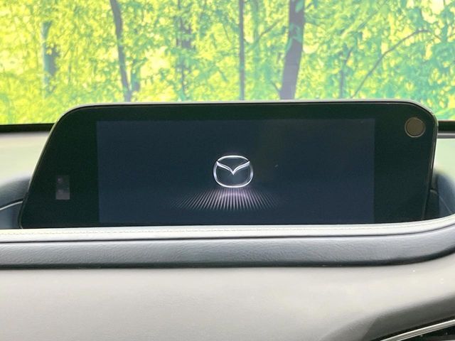 【マツダコネクトナビ】車内の雰囲気にマッチした一体型タイプのナビ。各種車輌設定やBluetooth再生等、様々な機能が楽しめます。直感的なダイヤル操作が可能で、使い勝手も良好です。