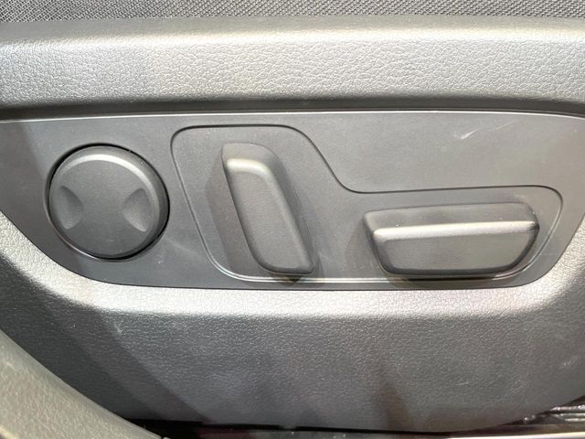 【パワーシート】スイッチ一つで簡単にシートの微調整が可能！電動だから力もいりません！快適なシートポジションにセットして、快適なドライブをお楽しみください。