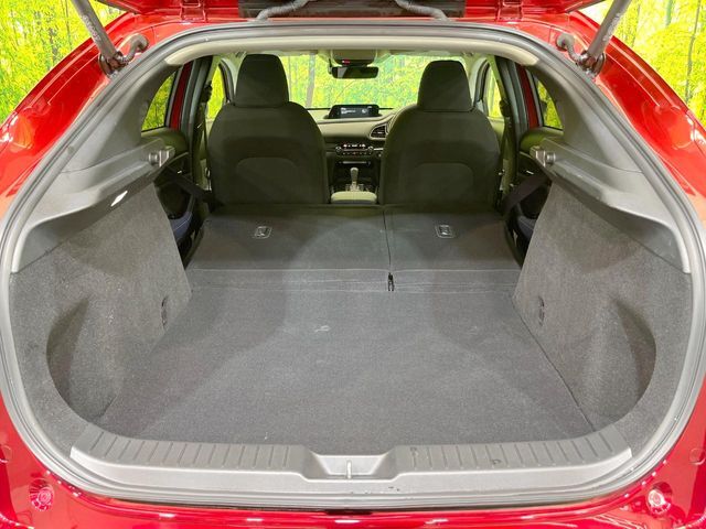 積み下ろしのしやすいデッキにはたっぷりと荷物を積み込んでいただけます。遊びから仕事まで、様々なシーンで頼れます♪