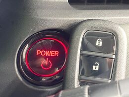 【Hondaスマートキー】カバンやポケットに入れたままでもドアの施錠・解錠が可能なスマートキーを装備。エンジンのオン・オフ時もカギを取り出す必要が無いからとっても便利です♪