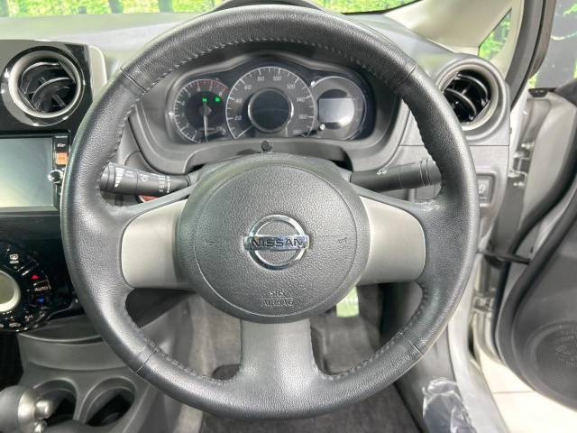 【純正革巻きステアリング】上質な革を使用することで、手にしっかり馴染みとても運転しやすいハンドルです♪