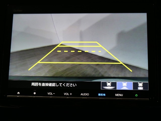バックカメラと連携してガイドラインをナビ画面に表示し後退駐車・出入庫時のサポートをします。