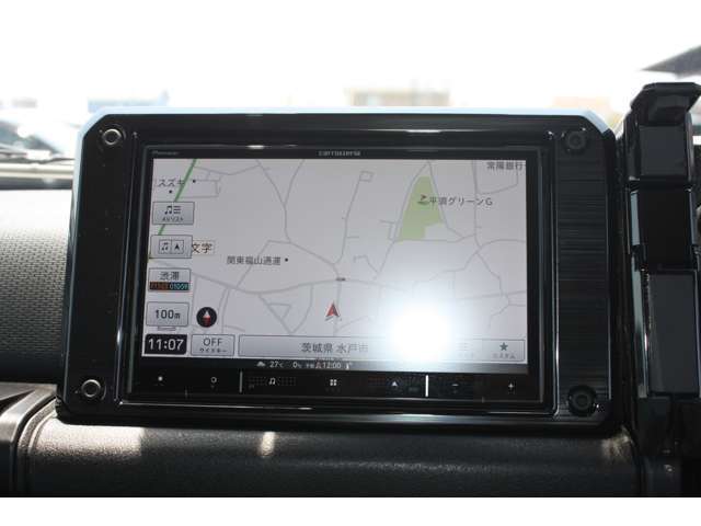 カーナビ付きです。目的地を設定すれば、初めての場所でも簡単に行くことが出来ます。今や欠かせないアイテムですね。カーナビと共に楽しいカーライフを送ってください。