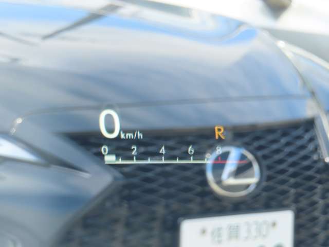 カラーヘッドアップディスプレイはフロントガラスの視野内に運転に必要な様々な情報をフルカラーでワイドに投影。アイコンの重要なパートをカラーで表示する事で、情報を瞬時に分かり易く認識する事が可能です。