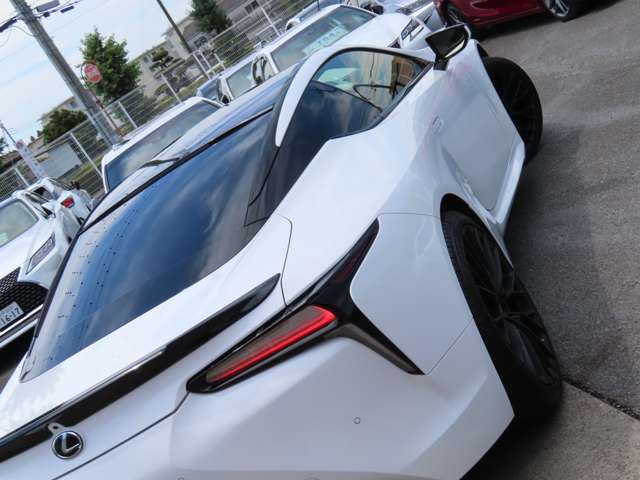 LC500には乗用車世界初10速オートマを搭載し大排気量V8エンジンの特性を生かした走りを実現。一般道からワインディングやサーキットなど、あらゆるシーンで心地良いリズムを奏でる気持ち良い走りを生みます