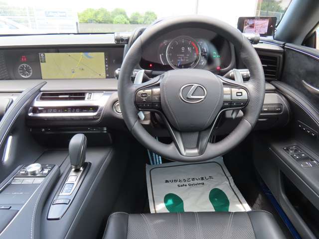 車との対話を楽しむコックピットは思い通りに入力を与えられる、スムーズで正確な操作性を追求。更にスポーツ走行を楽しむクーペとして視界の良さも大切にし、走りへの気持ちが自然と高まるように設計した。
