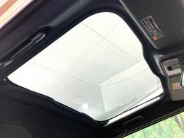 【サンルーフ】開放感たっぷりの希少装備、サンルーフが装着されています！車内に明かりを取り入れたり景色を楽しむ以外にも、車内の空気も簡単に換気できて快適です！