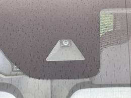 【エマージェンシーブレーキ】走行中に前方の車両等を認識し、衝突しそうな時は警報とブレーキで衝突回避と被害軽減をアシスト。より安全にドライブをお楽しみいただけます。