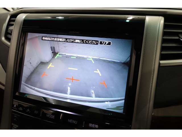 【ガイドライン付きバックカメラ】駐車時に後方がリアルタイム映像で確認できます♪大型商業施設や立体駐車場での駐車時や、夜間のバック時に大活躍★運転スキルに関わらず、今や必須となった装備のひとつです！！
